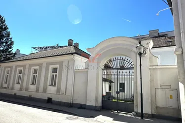Sanierungsbedürftiger Altbau im Zentrum – Mehrfamilienhaus mit Potenzial