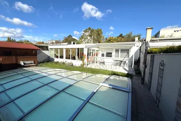 Verkauf mit Wohnrecht - Südstadtbungalow mit Pool, Sauna und Wintergarten!