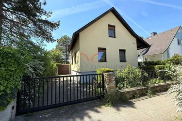 Charmantes Einfamilienhaus mit Garage und gepflegtem Garten