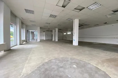 Geschäftslokal mit ca. 262 m² Nutzfläche und 3 KFZ-Abstellplätzen direkt vor dem Eingang