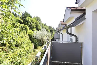 Expose Dachwohnung mit Grünblick vom Balkon! Zentral begehbarer 3-Zimmer-Neubau mit Garagenoption
