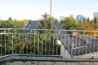 DOPPELHAUSHÄLFTE MIT GARTEN