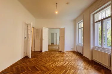 FRISCH SANIERTE ALTBAUWOHNUNG MIT KLEINEM BALKON