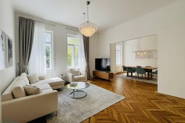 FRISCH SANIERTE ALTBAUWOHNUNG MIT KLEINEM BALKON