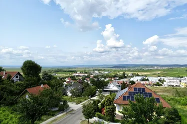 Einfamilienhaus in Ruhiger, Zentraler Lage mit Weitblick in Neusiedl am See