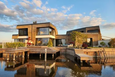 Einzigartige Seevilla mit direktem Seezugang und Bootsliegeplatz in Neusiedl am See