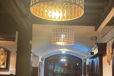 Betriebsfertig ausgestattetes Traditionsgasthaus