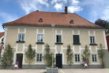 Historisches Herrenhaus mit kleinem Garten