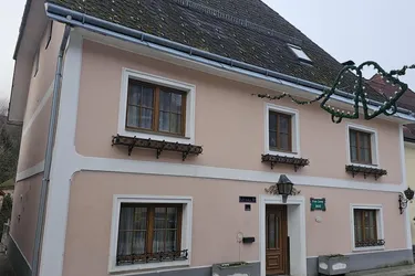 Großzügiges Althaus mit Terrasse und Balkon