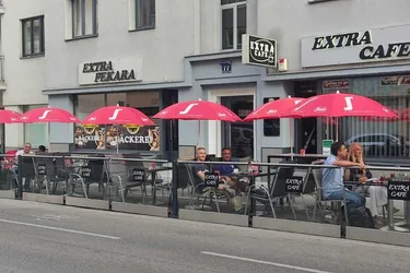 Charmantes Cafe/Bar + Bäckerei + komplett Küche für Catering mit großen Schanigarten 52 Sitzplätze