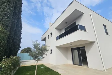 *** Erstbezug *** Doppelhaushälfte mit Dachterrasse in Strandnähe von Novigrad/ Istrien