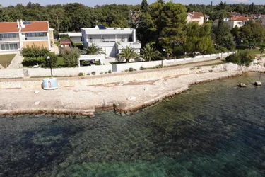 *** 1. Reihe direkt am Meer *** Luxuriöse Liegenschaft mit Indoorpool am Strand von Umag/ Istrien