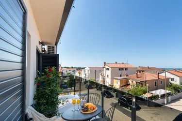 Modernisierte "Meerblick-Wohnung" in Strandnähe von Novigrad