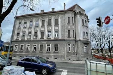 LICHTDURCHFLUTETER BÜRORAUM IN HISTORISCHEM GEBÄUDE -IHR NEUER ARBEITSPLATZ