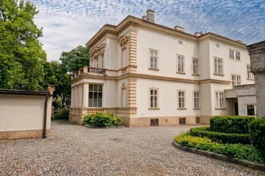 Repräsentative Gewerbevilla mit Hofgebäude, Garage und Parkplätzen in Bestlage von Hietzing