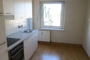 2 Zimmerwohnung mit Balkon (Frisch renoviert + Investitions-Zuckerl)