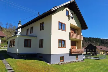 Gepflegtes Zweifamilienhaus zum direkt Einziehen und wohnen.