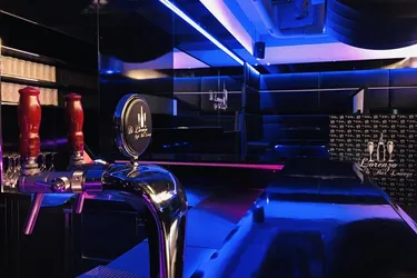 Moderne Lounge Bar  - Flughafennähe