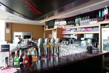 Moderne Lounge Bar  - Flughafennähe