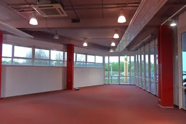 Geschäftslokal - große Fensterauslagen - nahe Flughafen