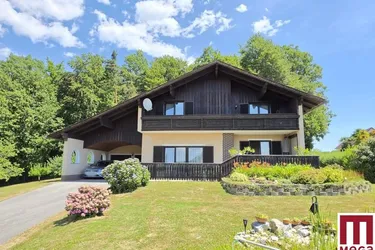 Großzügiges Zweifamilienhaus mit weitläufigem Grundstück und Waldanteil.