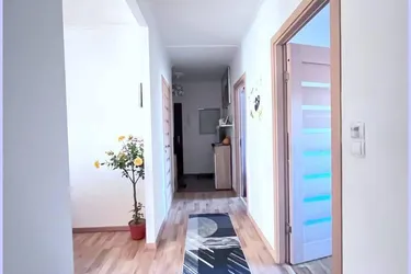 Wunderschön sanierte Wohnung mit 2 Schlafzimmer, großer Wohnraum, Küche, Loggia, Keller, Parkplatz.