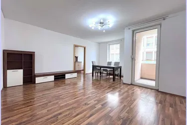 Tolle zentrale Wohnung, 2 Schlafzimmer, 1 großer Wohnraum, Küche, Bad, WC, AR, Loggia. 72m2