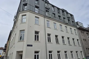 DACHGESCHOSSWOHNUNG MIT EINBAUKÜCHE *ERSTBEZUG*
