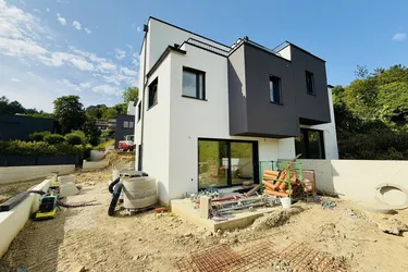 PREISREDUKTION! EXKLUSIVE 4-5 ZIMMER DOPPELHAUSHÄLFTEN MIT FREIFLÄCHEN IN GRÜNRUHELAGE!