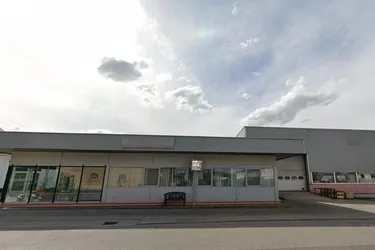 Werkshallen mit Werkstatt und Lager sowie Büroflächen
