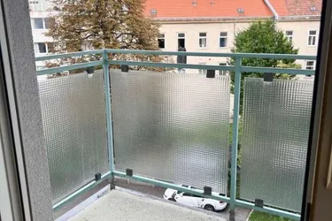 AM SPITZ IN 5 MINUTEN/ ZENTRUM FLORIDSDORF/ BALKONHIT