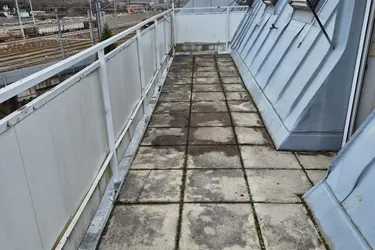 SCHÖNSTE TERRASSE IN DER RUTHNERGASSE/SANIERUNGSBEDÜRFTIGE DG-WOHNUNG NÄHE S-BAHN SIEMENSTRASSE