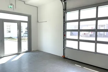 *PROVISIONSFREI* Moderne, ebenerdige Gewerbefläche mit Loft-Charakter &amp; Sektionaltor – vielseitig nutzbar