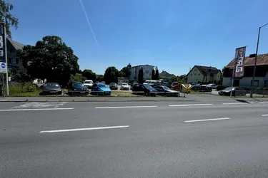 Kärntnerstraße Autoplatz mit Büro Container Sicherheitsabsperrung und Schranken