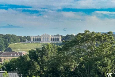 Helle 3-Zimmer Dachgeschoss-Wohnung mit Blick zur Gloriette – mit Lift &amp; Tiefgarage | Schönbrunn | Nähe U3 &amp; S-Bahn