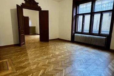 großzügiges, repräsentatives Altbaubüro in attraktivem Gründerzeithaus mit kleiner hofseitiger Terrasse nächst Wiedner Hauptstraße!