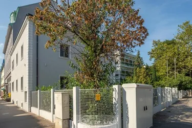 Luxuriöse Stadtvilla mit Garten und Garagen in zentraler Grünlage