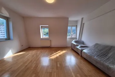Helle 2-Zimmer-Wohnung mit Einbauküche, Lift und Parkplatz in zentrumsnaher Grünlage