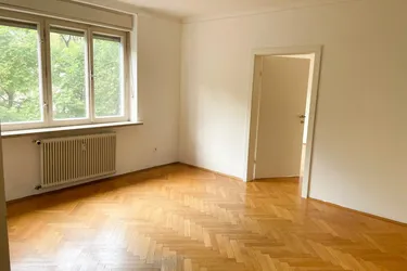 Helle 4-Zimmer-Wohnung mit Balkon in ruhiger Lage zu verkaufen (3er-WG-geeignet)
