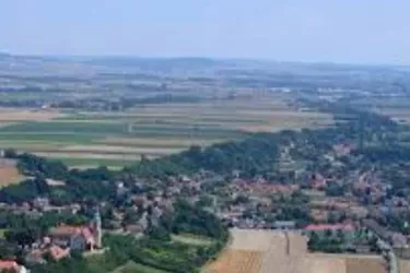 SANIERUNGSBEDÜRFTIGES EINFAMILIENHAUS MIT 2 EINHEITEN AUF GROSSEM BAUGRUND!