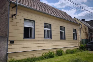 Bewohnbares Einfamilienhaus mit großem Grundstück in Sollenau!