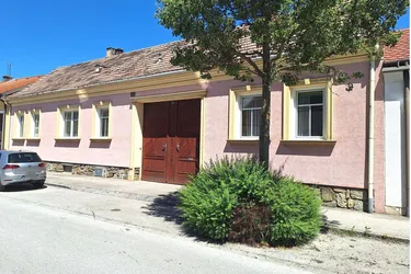 Großzügiges Bauernhaus mit 2 Stadeln, Kammern und Stallungen