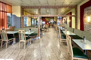 CAFÉ IN FREQUENZLAGE - 50 Verabreichungsplätze - Schanigärten mit weiteren 40 Plätzen