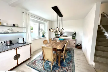 Teilrenovierte, Architektonisch Moderne Villa mit Pool
