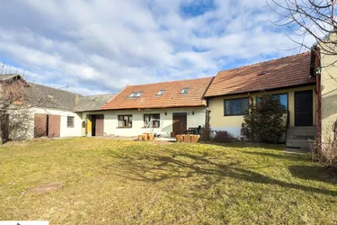 DREIKANTHOF IN ZENTRALER GRÜNLAGE - 1.300 m² Grundfläche - 180 m² Scheunen