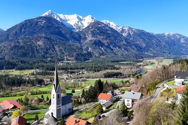 Ferienpension oder Familienidylle? Vielseitiges Wohnhaus mit Bergpanorama &amp; Potenzial