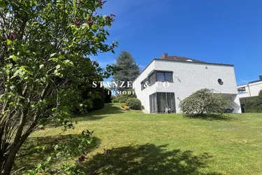 SONNENDURCHFLUTETE VILLA IN BESTLAGE