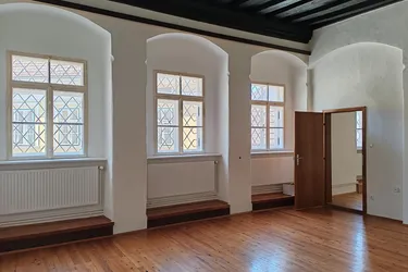 Wohnen im Schloss - Sanierte 2-Zimmerwohnung mit Gartenmitbenützung