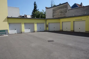 Garage mit großen Innenhof Nähe Bahnhof