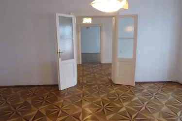 Mitten im 8. ! Altbau mit Balkon